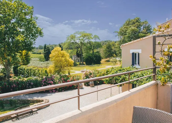 卡奈城堡酒店 *