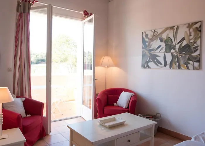 卡奈城堡酒店 *